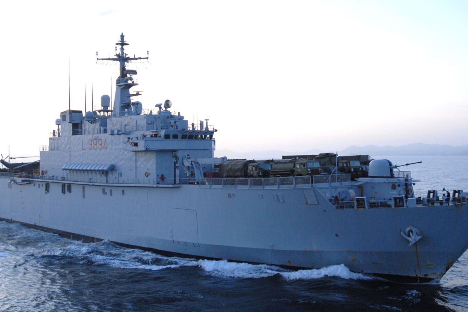 La nave d'assalto anfibia San Giusto della Marina Militare italiana ha fatto scalo a Tunisi