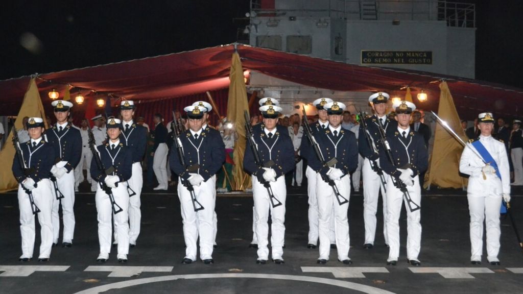 La nave d'assalto anfibia San Giusto della Marina Militare italiana ha fatto scalo a Tunisi