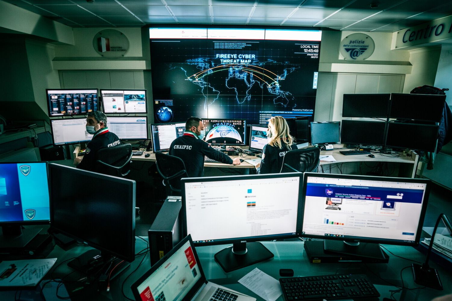 Attivit&agrave; operative nella sala del Cnaipic, il Cntro nazionale anticrimine informatico protezione infrastrutture critiche della Polizia postale.&nbsp;