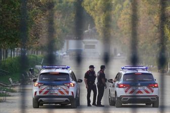 Spagna, accoltella la moglie e la lancia dalla finestra