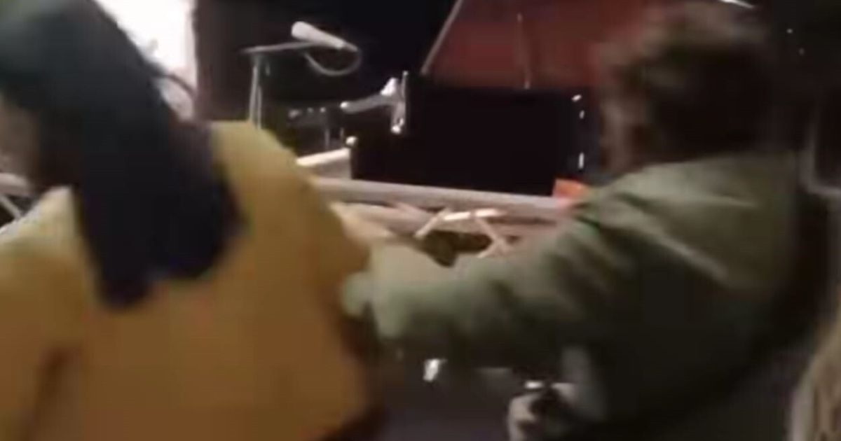 paura al concerto cede la struttura luci e sfiora raphael gualazzi al pianoforte