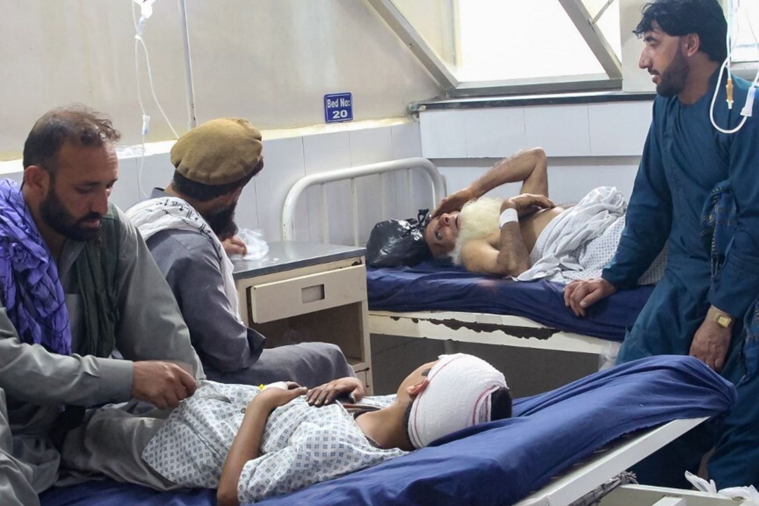 I feriti afghani ricevono cure in un ospedale dopo il terremoto di Jalalabad