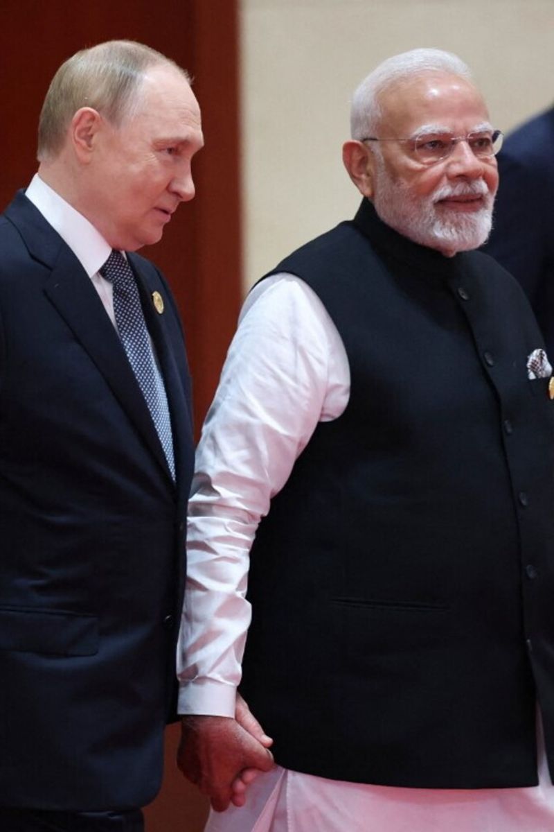 Modi e Putin mano nella mano