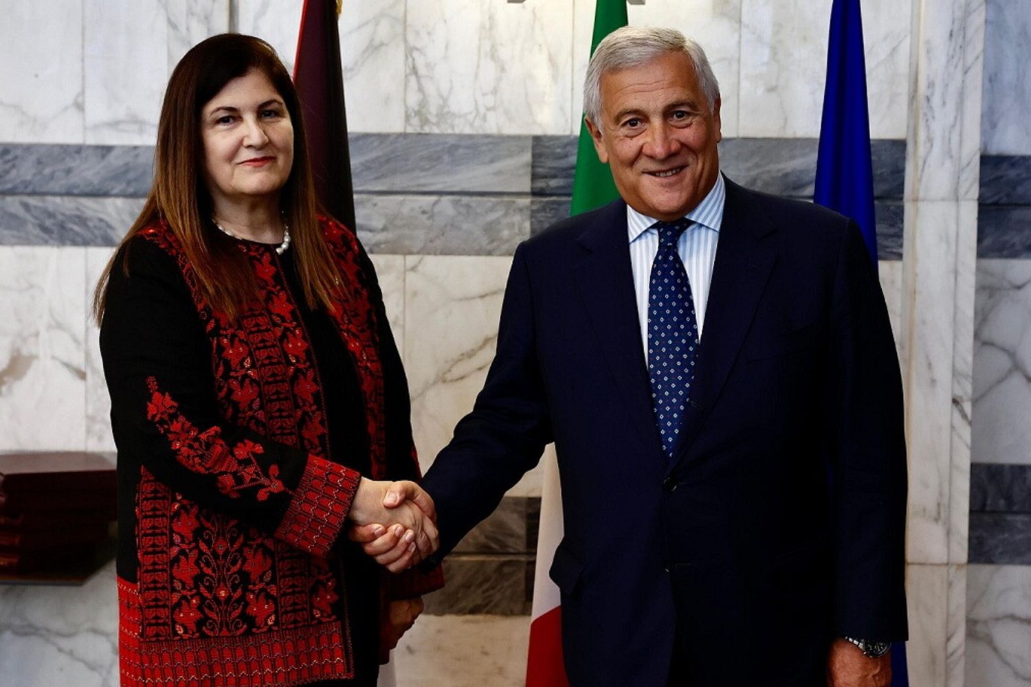 Le ministre Tajani réaffirme à son homologue palestinienne le soutien de l’Italie à la solution des deux États