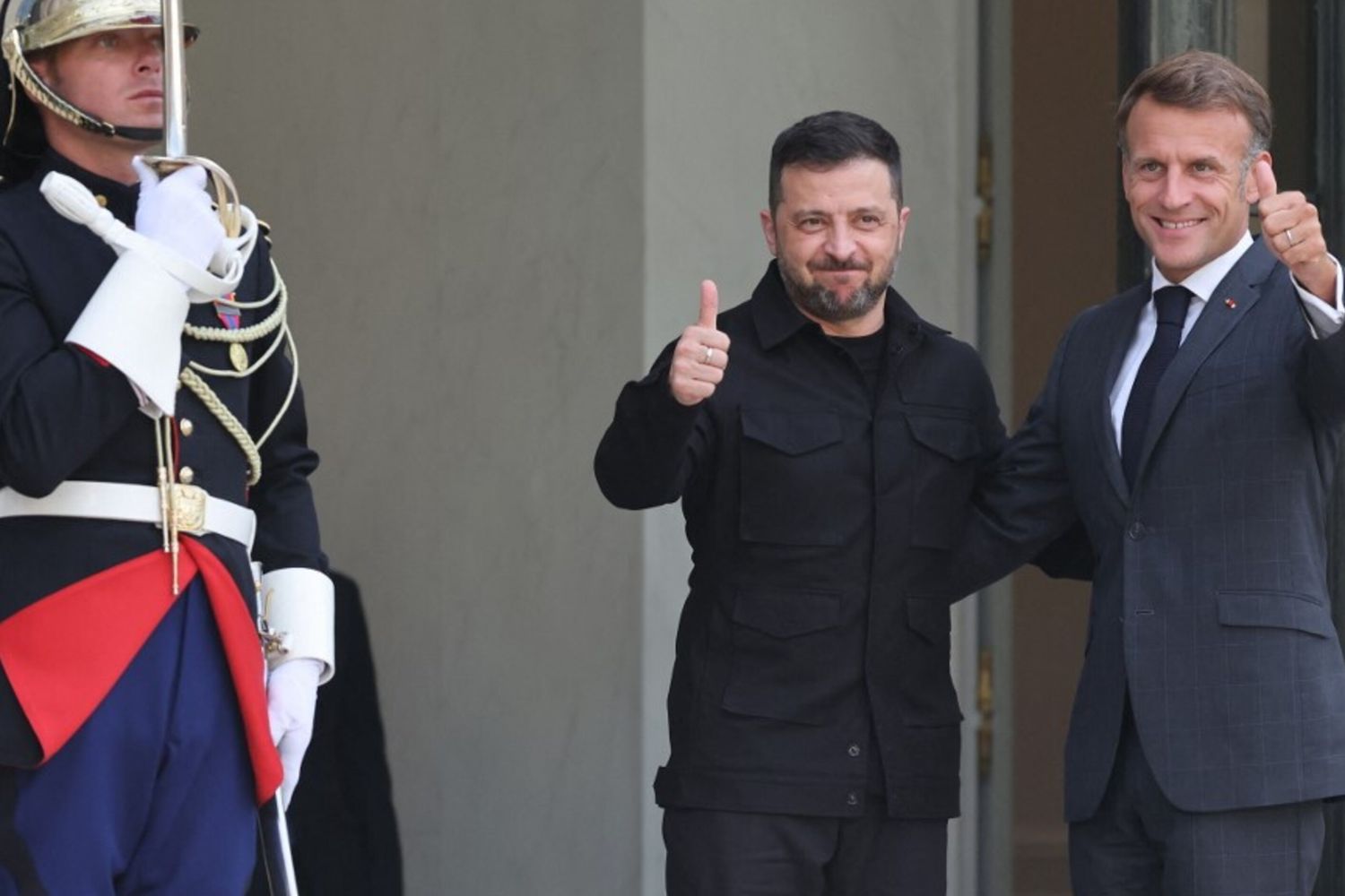 Zelensky vede Macron. E Trump avverte Putin: "Se saremo scontenti, succederanno delle cose"