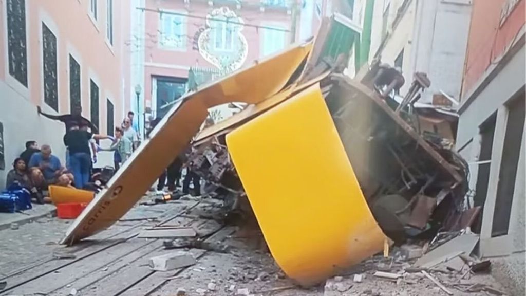 La funicolare di Lisbona deraglia e si schianta contro un edificio. Ci sono morti e feriti