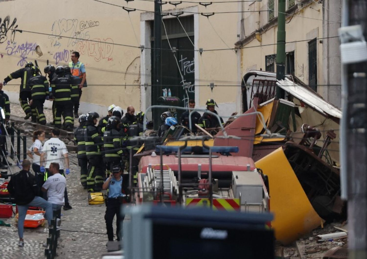 La funicolare di Lisbona deraglia e si schianta contro un edificio. Ci sono morti e feriti