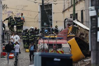 La funicolare di Lisbona deraglia e si schianta contro un edificio. Ci sono morti e feriti