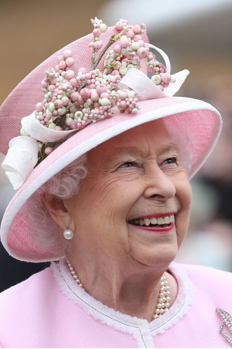 "Elisabetta II e la Corona infinita"