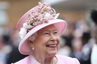 "Elisabetta II e la Corona infinita"