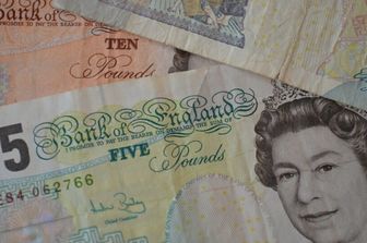 Nelle famiglie benestanti le donne guadagnano il 25% in meno degli uomini. Indagine choc nel regno Unito