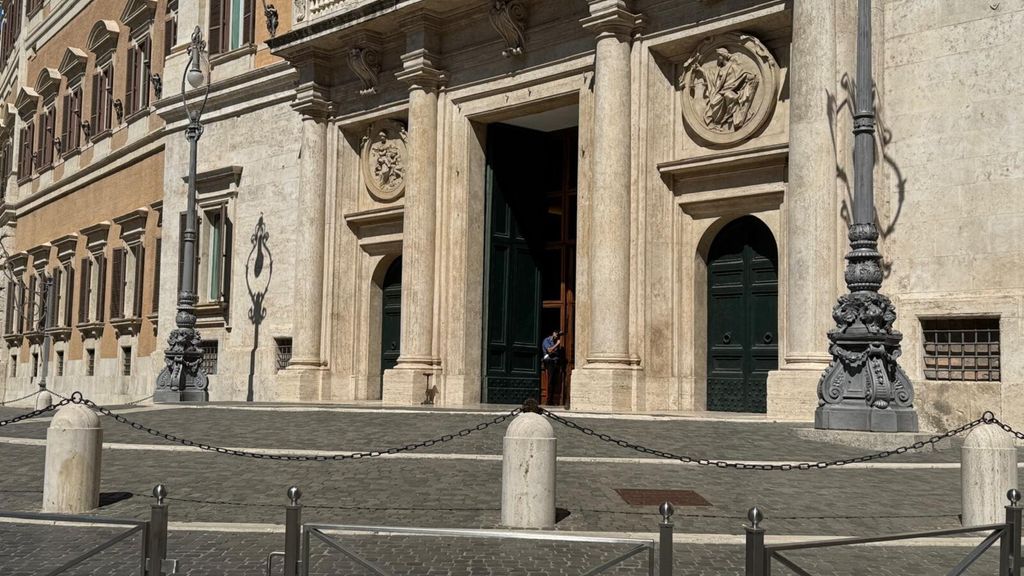 Sciame d'api su un pilone di marmo. Paura a Montecitorio