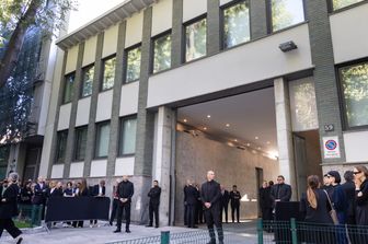 Milano in fila per l'ultimo saluto a Giorgio Armani [VIDEO]