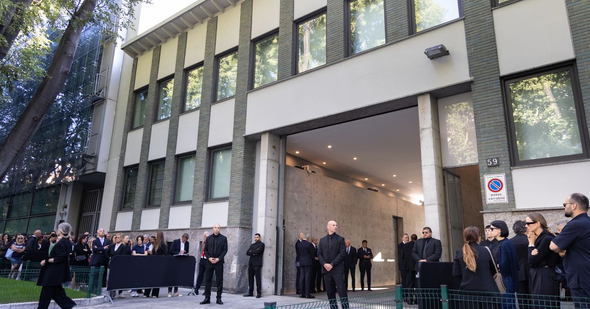 A Milano una lunghissima coda per salutare Giorgio Armani. Fognini: "Mi disse di farmi cre...