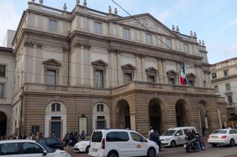 &nbsp;Taxi davanti alla Scala di Milano