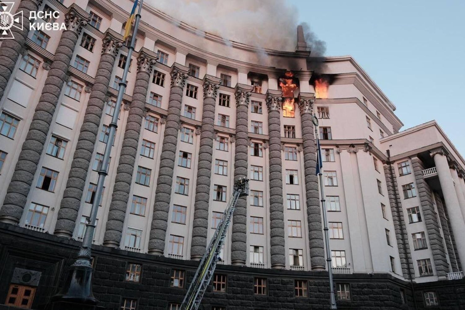 L'Ucraina attaccata da droni russi, tre morti. Tra le vittime anche un bambino. Danneggiato a Kiev il palazzo del governo