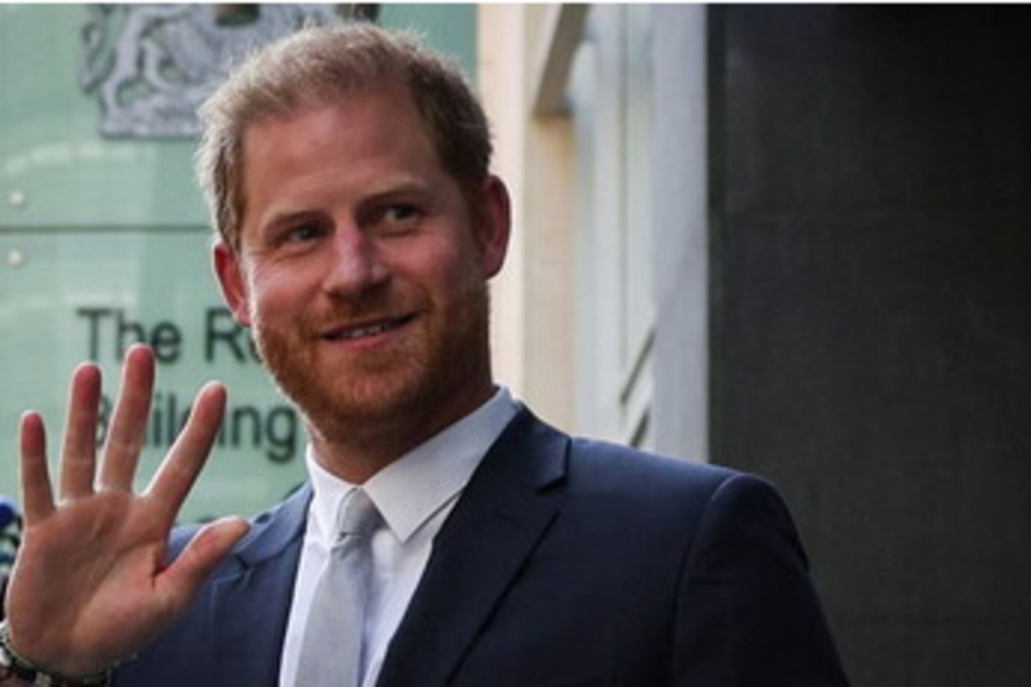 Tre anni fa la morte della regina Elisabetta II, Harry torna in patria