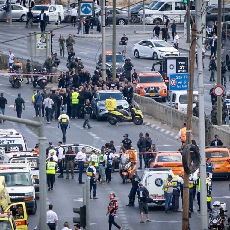 Gerusalemme, strage su un bus: morti 4 passeggeri, 11 i feriti. Uccisi due terroristi