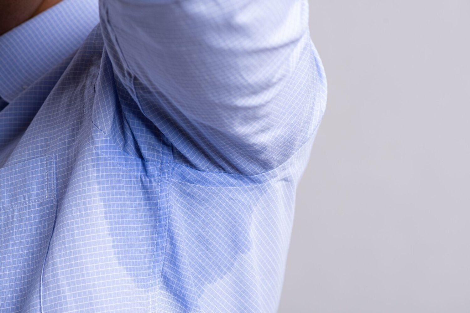 Contro le macchie gialle sui vestiti c'è qualcosa di più efficace della candeggina