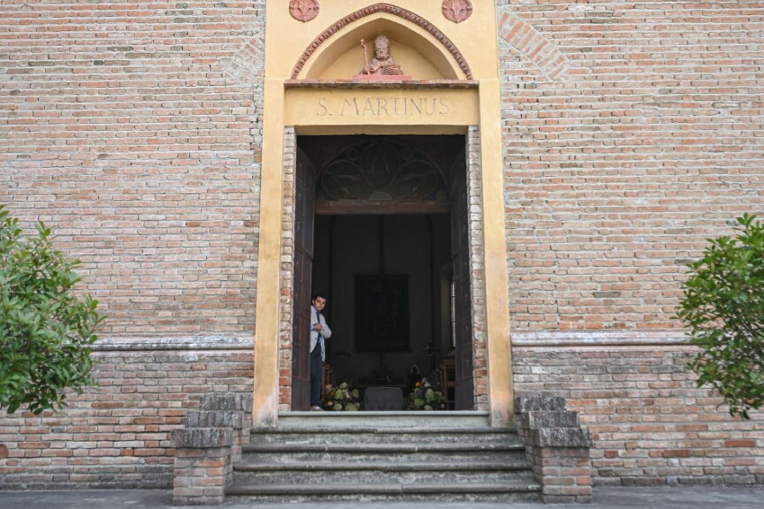 Vetrine spente a Piacenza per i funerali di Giorgio Armani