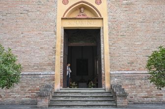 Vetrine spente a Piacenza per i funerali di Giorgio Armani