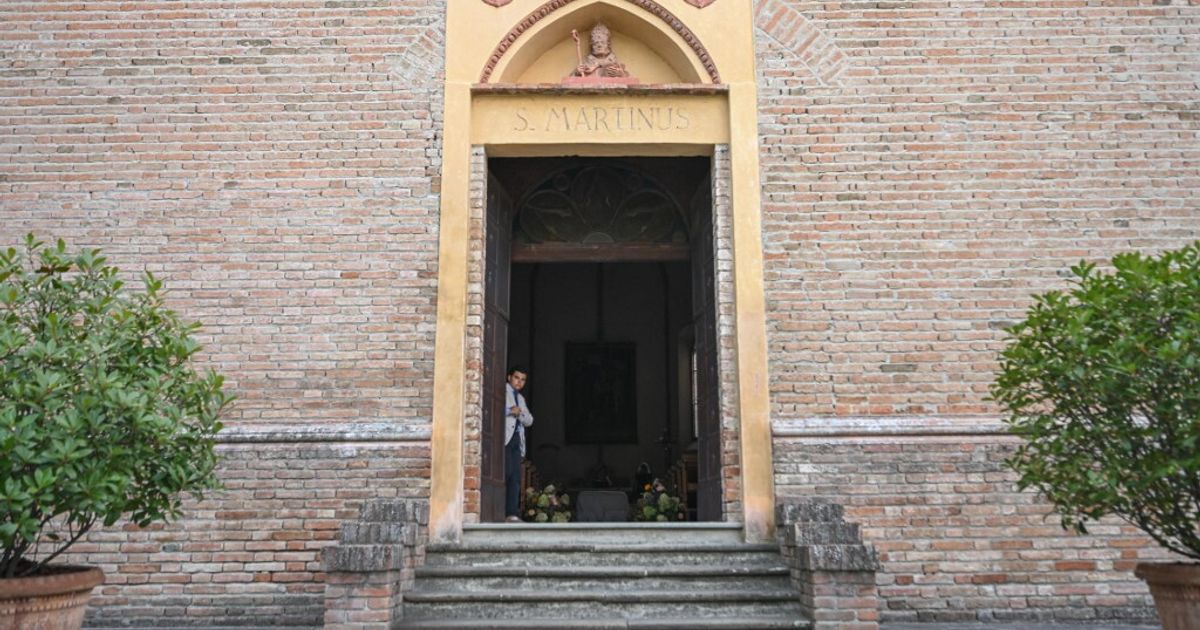 Vetrine spente a Piacenza per i funerali di Giorgio Armani
