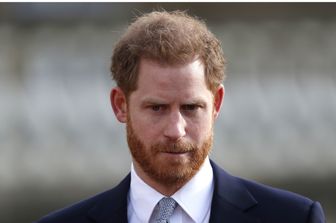 Harry visita la tomba di Elisabetta II e lascia una corona di fiori