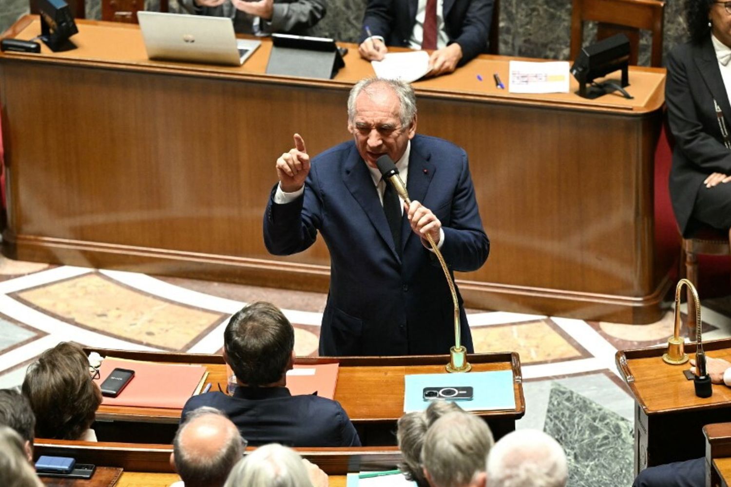 Bayrou, caduta governo, Francia