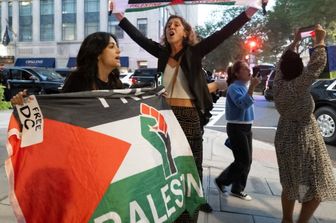 Trump contestato a Washington, manifestanti pro-Pal lo chiamano 'Hitler'