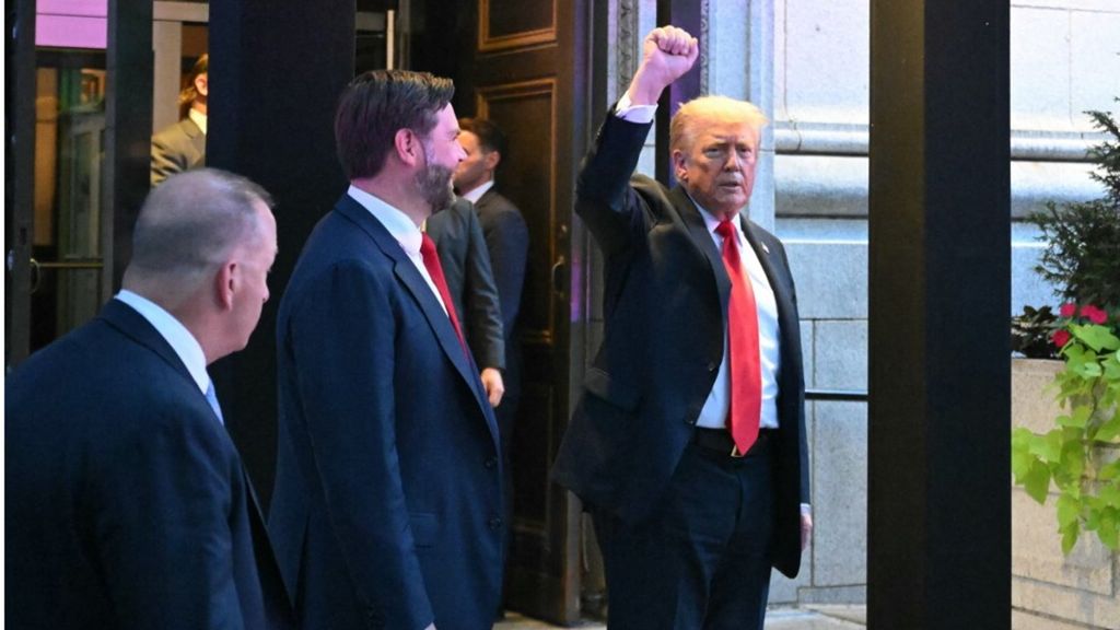 Trump contestato a Washington, manifestanti pro-Pal lo chiamano 'Hitler'