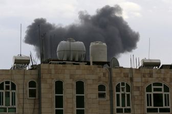 Israele bombarda Sanaa