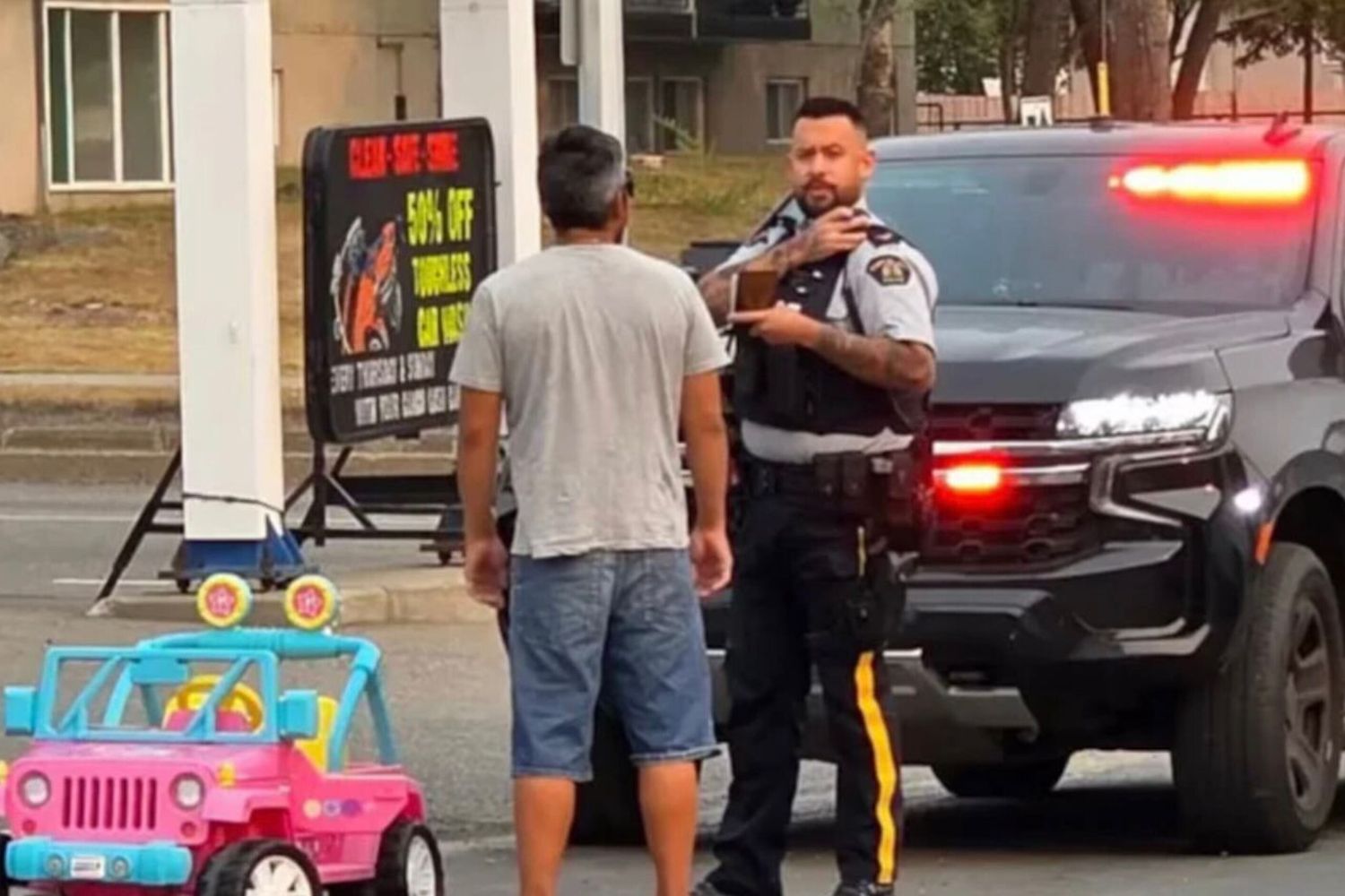 Ubriaco alla guida di un camioncino Barbie