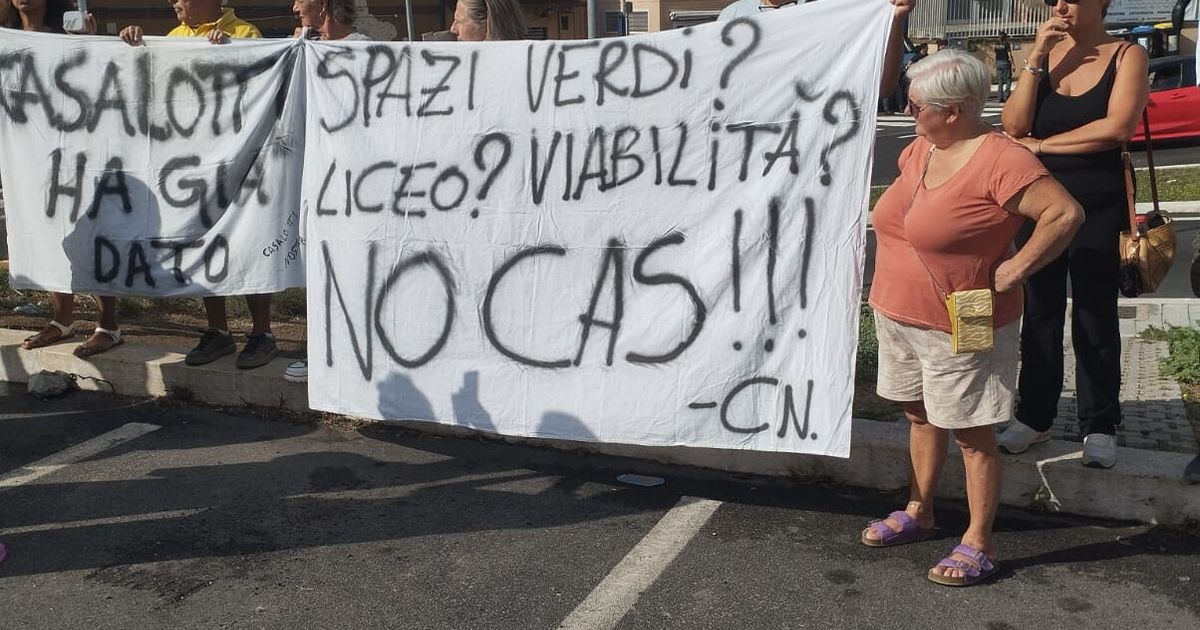 casalotti contro i migranti proteste a roma per il nuovo centro di accoglienza