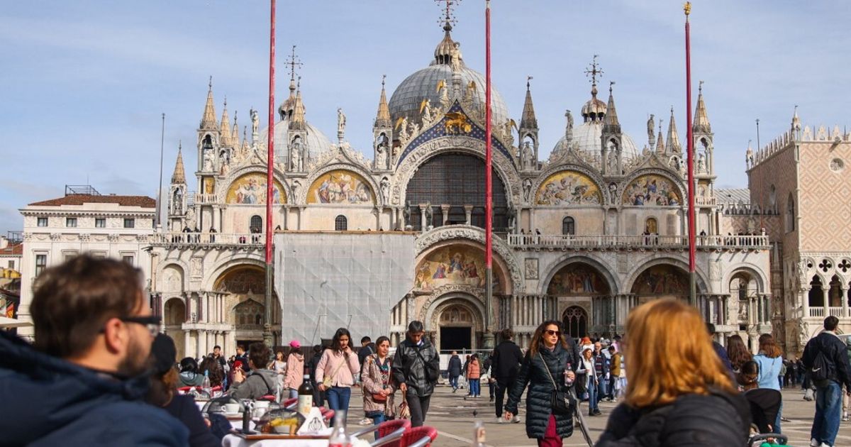 Coppia di turisti ebrei insultata e schiaffeggiata a Venezia, espulsi gli aggressori
