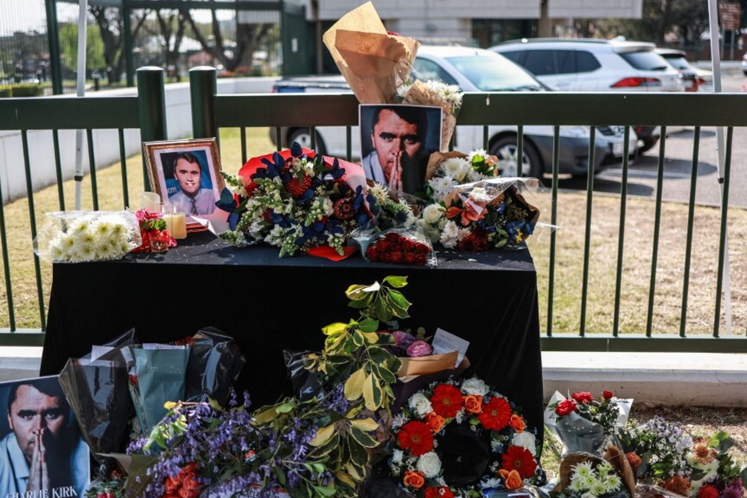 Fiori per Charlie Kirk