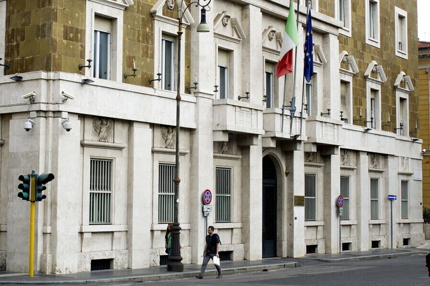 Auto di lusso a prezzi scontati da un imputato che aveva assolto: Csm punisce un magistrato