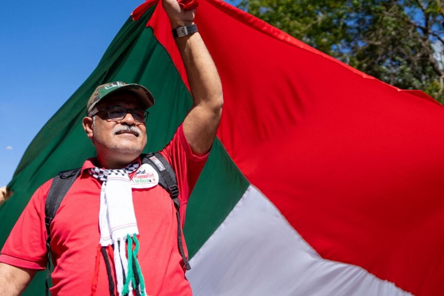 Lite in centro città con due straniere che avrebbero cercato di strappare una bandiera palestinese