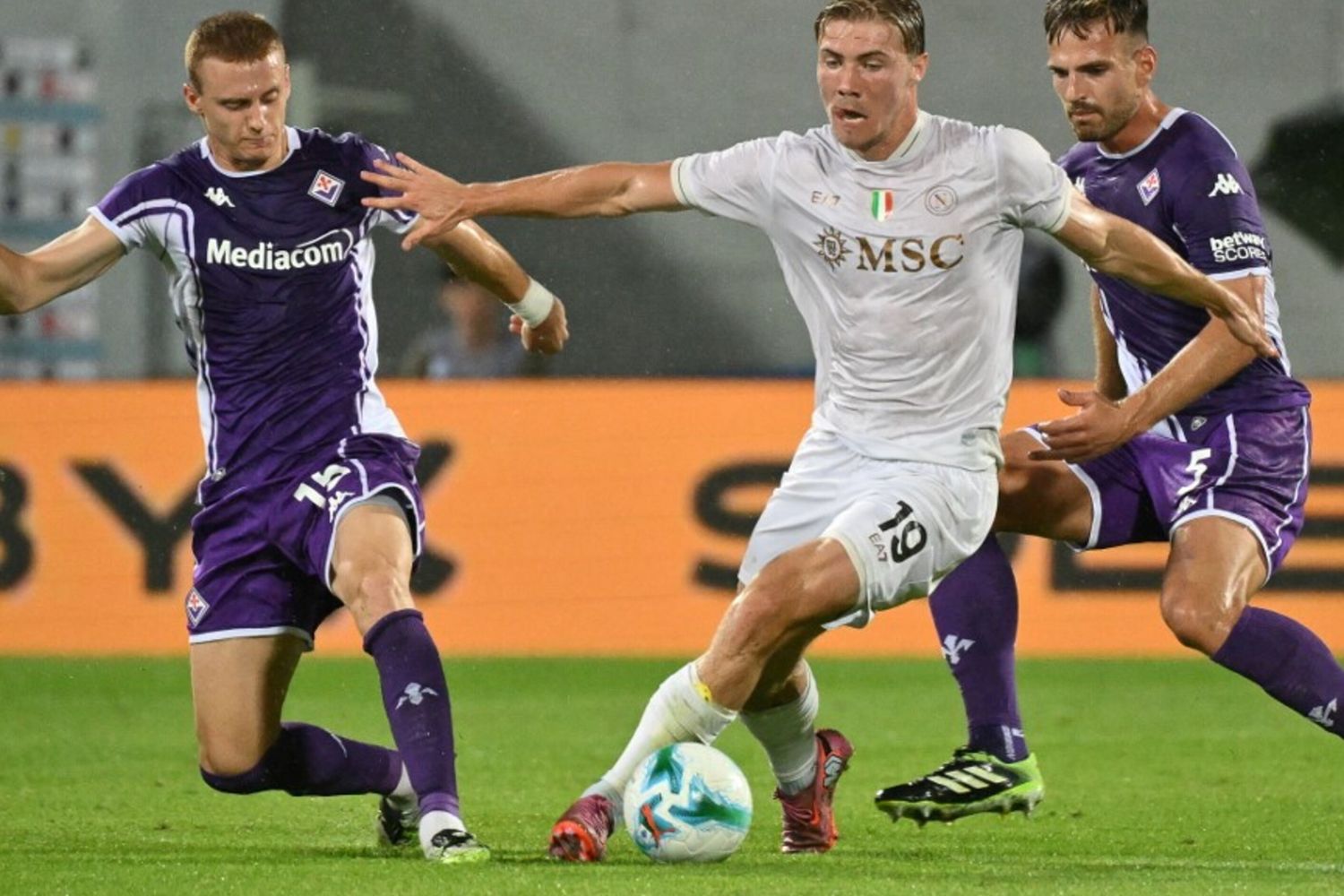 Hojlund esordio con gol e il Napoli vola. Fiorentina sconfitta in casa 3-1