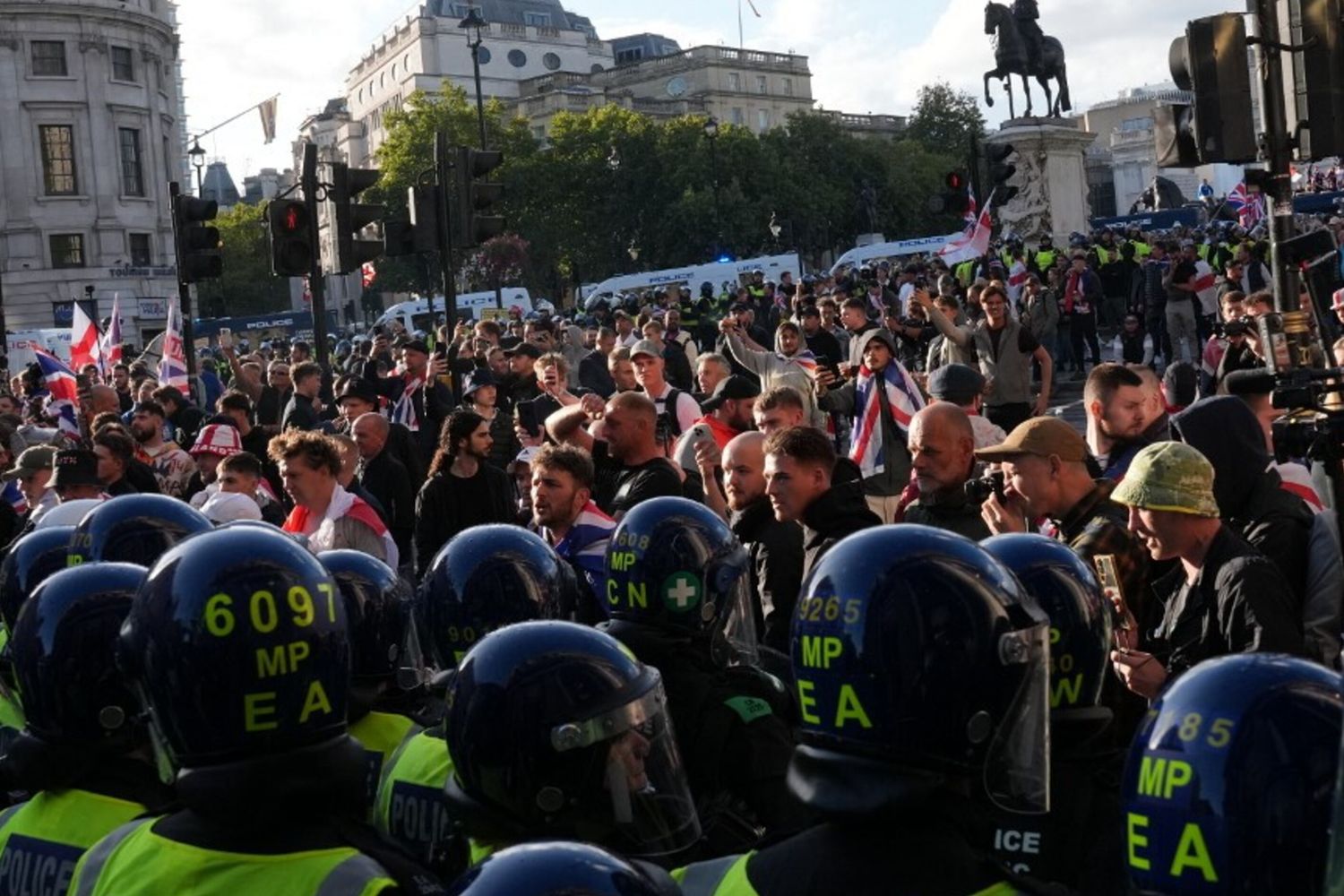 Londra, centomila persone alla manifestazione anti-immigrati. Musk chiede il cambio di governo