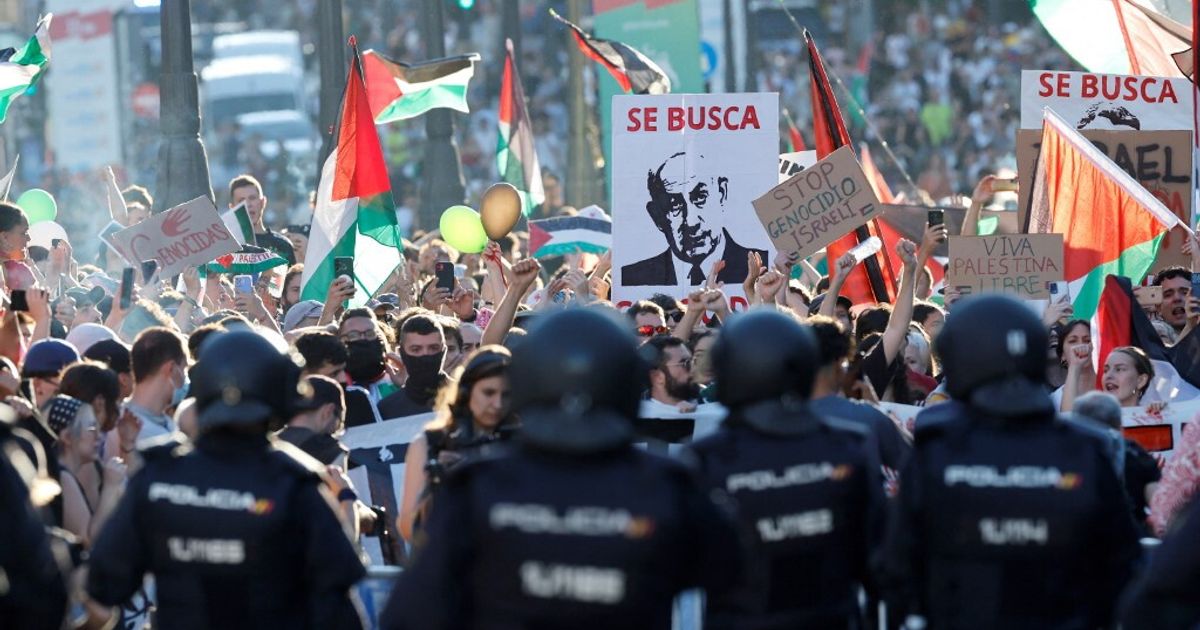 Le proteste pro Pal fermano la Vuelta. Negli scontri 22 agenti feriti