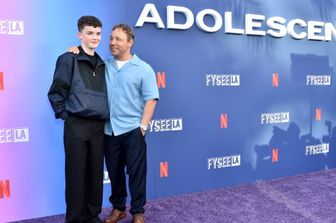 Emmy 2025, il trionfo di The Pitt, Adolescenze e The studio. La rivincita di Stephen Colbert