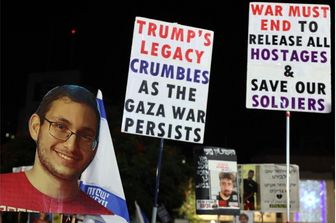 Da oggi il raduno dei familiari degli ostaggi sotto casa di Netanyahu. "Con i raid li ucciderà tutti"