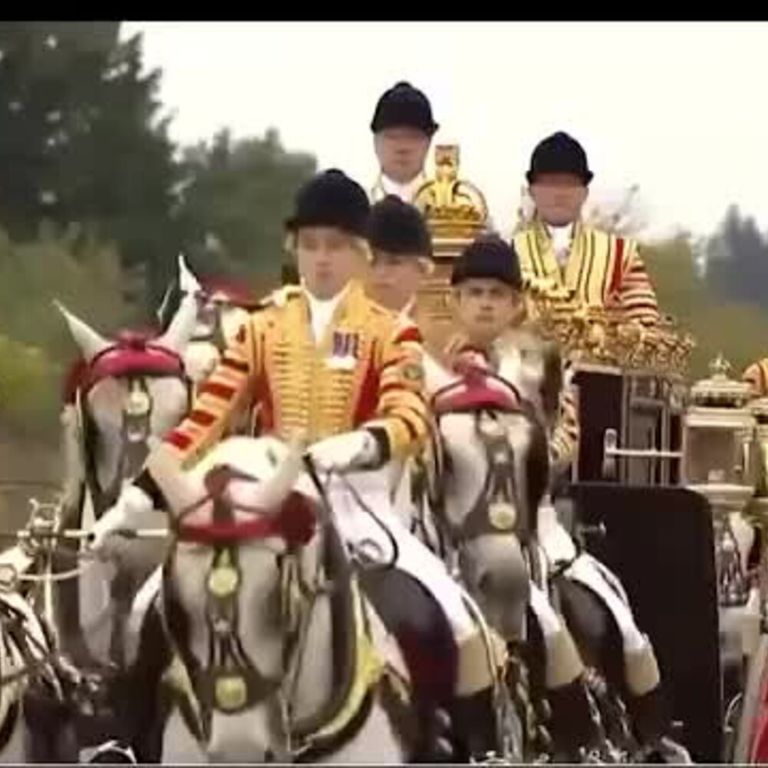 Trump arriva al Castello di Windsor a bordo di una carrozza trainata da cavalli bianchi