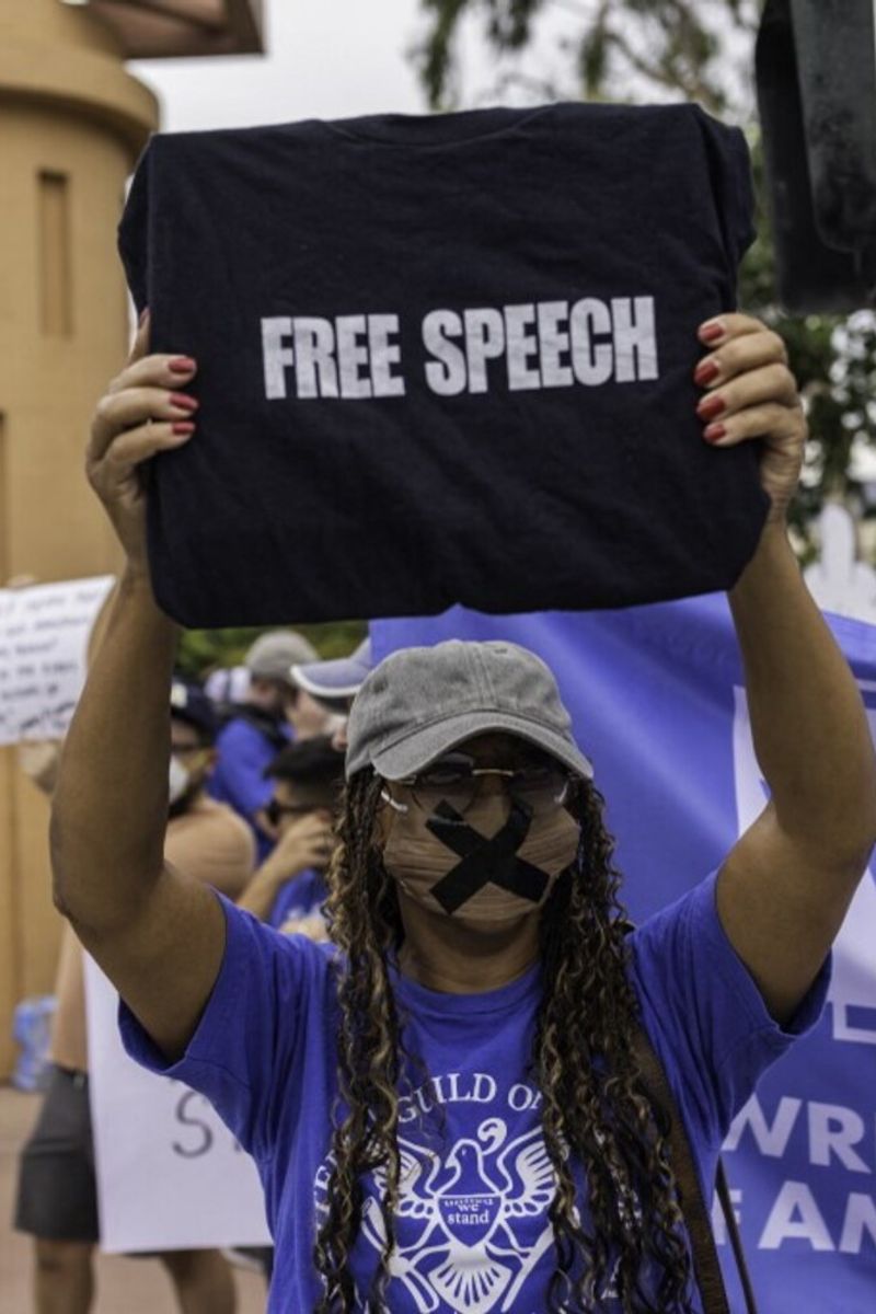 Dimostrazioni per protestare contro la decisione della ABC di togliere Jimmy Kimmel dalle trasmissioni