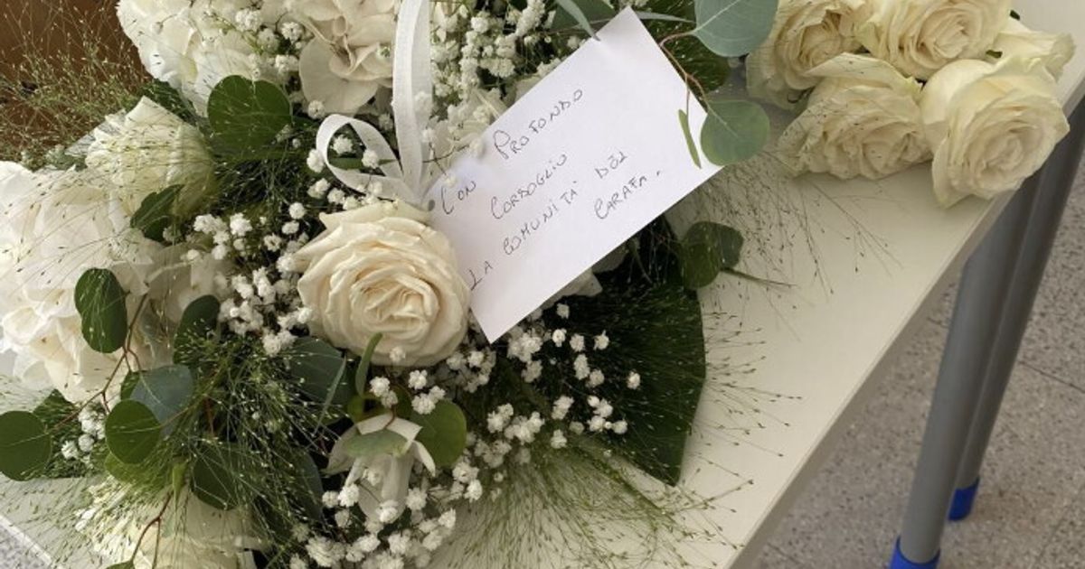Il banco vuoto, i fiori bianchi: Andria piange Nicola, il rider 18enne morto mentre consegnava pizze
