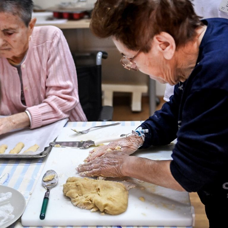 Don Gnocchi - Centro S. Maria ai Colli. Presidio sanitario Ausiliatrice. Nella foto donne anziane in cucina: dopo l'ictus il ripristino del collegamento mani-cervello avviene anche impastando
