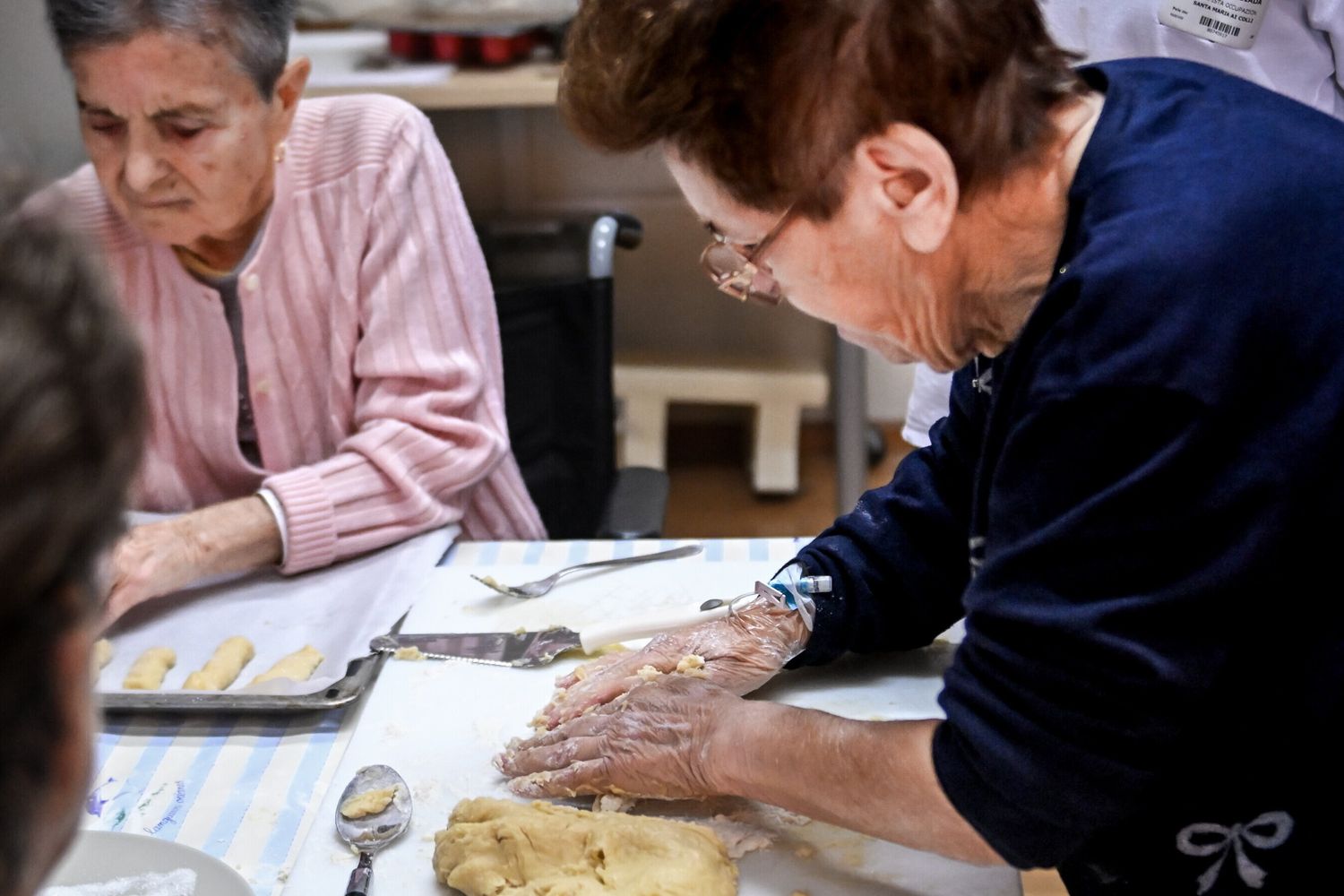 Don Gnocchi - Centro S. Maria ai Colli. Presidio sanitario Ausiliatrice. Nella foto donne anziane in cucina: dopo l'ictus il ripristino del collegamento mani-cervello avviene anche impastando