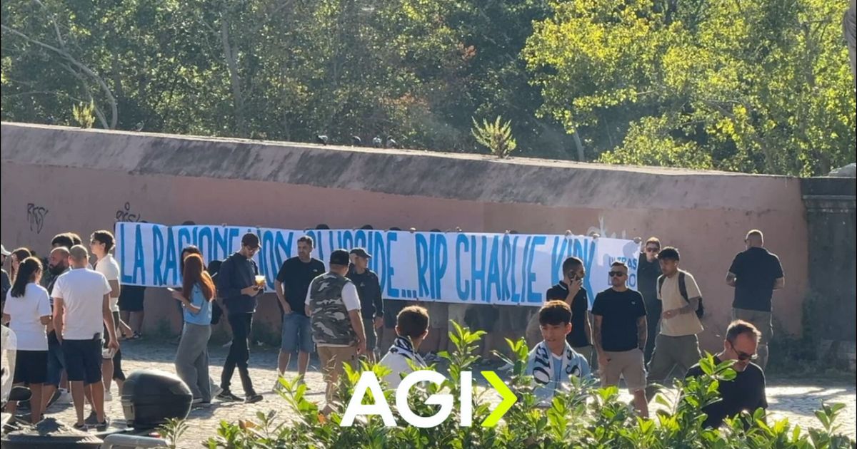 olimpico blindato per il derby i laziali espongono uno striscione per kirk video