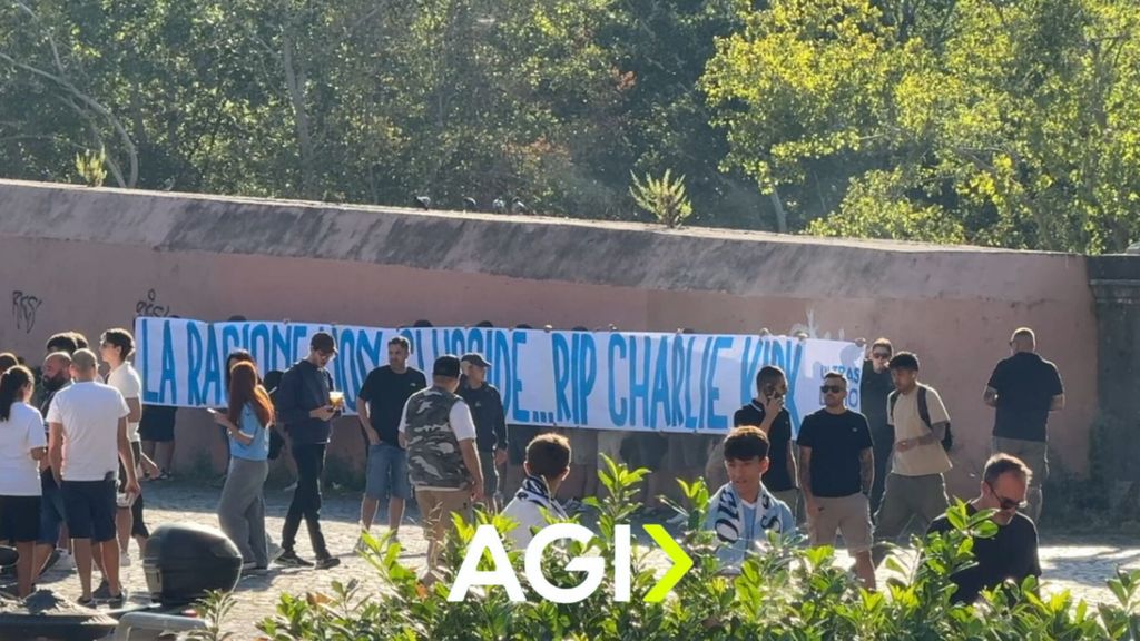 Lo striscione dei laziali per Kirk