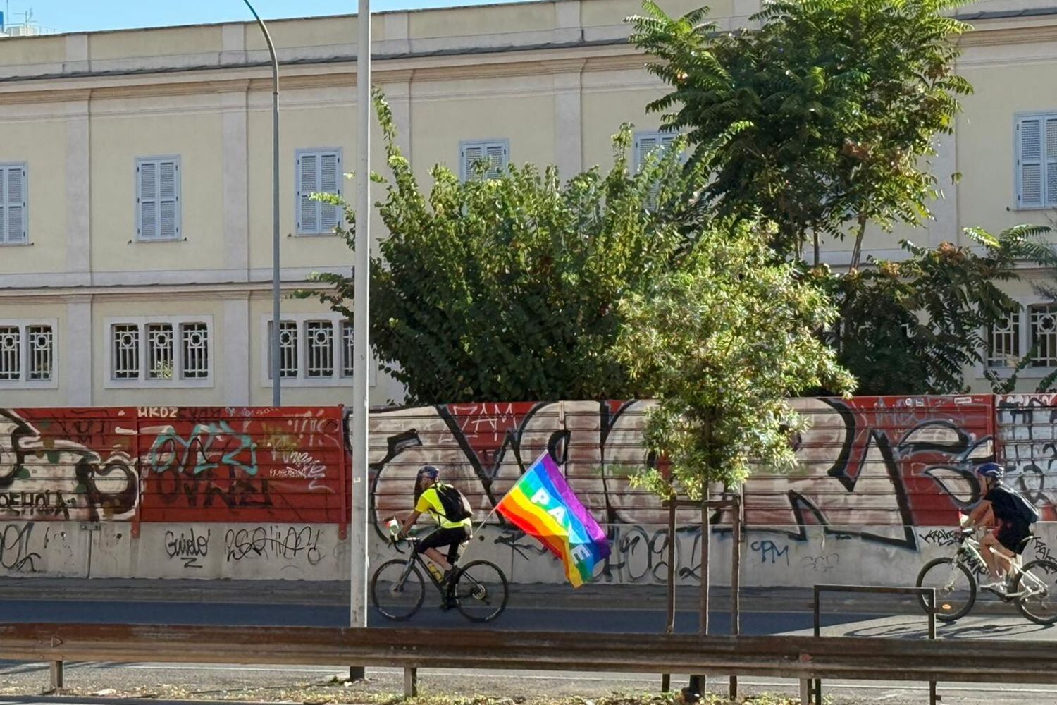 Manifestanti su Via Ostiense